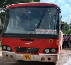 ಚಲಿಸುತ್ತಿದ್ದ ಬಸ್‌ನಿಂದ ಕೆಳಗೆ ಬಿದ್ದು ಮಹಿಳೆಗೆ ಗಂಭೀರ ಗಾಯ