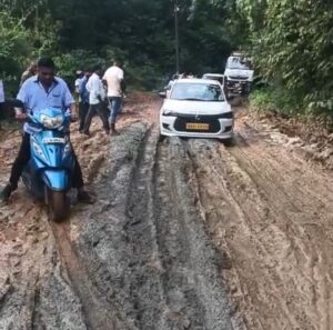 ದೈತ್ಯ ವಾಹನಗಳ ಆರ್ಭಟಕ್ಕೆ ರಸ್ತೆ ಬರ್ಬಾದ್!