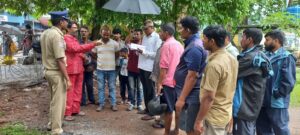 ಬಸ್‌ಸ್ಟಾಪ್ ನಿರ್ಮಾಣ ವಿವಾದ: ಸಾರ್ವಜನಿಕರಿಂದ ಪೊಲೀಸ್ ದೂರು