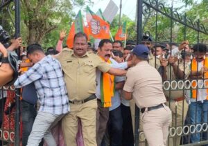 ಜಿಲ್ಲಾಧಿಕಾರಿ ಕಚೇರಿಗೆ ಮುತ್ತಿಗೆ: ಗೇಟ್ ತಳ್ಳಿ ನುಗ್ಗಿದ ಬಿಜೆಪಿ ಕಾರ್ಯಕರ್ತರು!