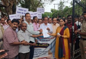 ಅನುದಾನಿತ ಶಾಲಾ ಶಿಕ್ಷಕರಿಂದ ಬೃಹತ್ ಪ್ರತಿಭಟನೆ: ಜಿಲ್ಲಾಧಿಕಾರಿಗಳ ಮೂಲಕ ಸಿಎಂಗೆ ಮನವಿ