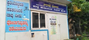 ಹಳೇ ಕೆ.ಎಚ್.ಬಿ ರಸ್ತೆಯಲ್ಲಿ ಆರೋಗ್ಯ ಆತಂಕ: ಕಲುಷಿತ ನೀರಿನಲ್ಲೇ ನಡೆದು ಶುದ್ಧ ನೀರು ತರುವ ಸ್ಥಿತಿ