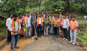 ಹೊಂಡಗಳಲ್ಲಿ ಸಸಿ ನೆಟ್ಟು ಜನರ ಆಕ್ರೋಶ: ರಸ್ತೆ ದುರಸ್ತಿ ಯಾವಾಗ ಎಂದು ಆಡಳಿತಕ್ಕೆ ಖಡಕ್ ಪ್ರಶ್ನೆ!