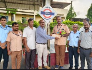 ರೈಲ್ವೆ ಸಿಬ್ಬಂದಿಯ ಸಮಯಪ್ರಜ್ಞೆಗೆ ಜೀವದಾನ