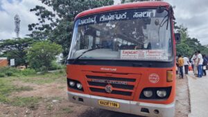 ಬಸ್ ನಿಲ್ಲಿಸದ ಕೋಪ: ಮಹಿಳೆಯ ಆಕ್ರೋಶಕ್ಕೆ ಬಸ್ ಗಾಜು ಚೂರು!