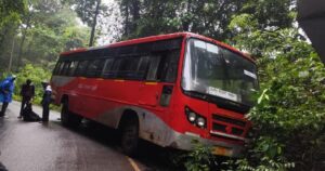 ಬಸ್-ಬೈಕ್ ನಡುವೆ ಅಪಘಾತ :ಯುವಕ ಗಂಭೀರ