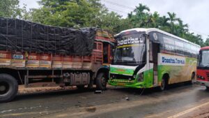 ಮೂಲೆಮನೆ ಬಳಿ ಬಸ್-ಲಾರಿ ಡಿಕ್ಕಿ!