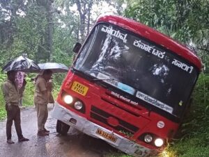 ಕಾಲುವೆಗಿಳಿದ ksrtc ಬಸ್; ಪ್ರಯಾಣಿಕರು ಪಾರು