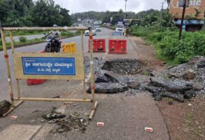 ರಾಷ್ಟ್ರೀಯ ಹೆದ್ದಾರಿ ಪಕ್ಕದಲ್ಲೇ ತೆರೆದ ಚರಂಡಿ ಗುಂಡಿ: ಅಪಾಯದ ನಡುವೆಯೇ ಸಂಚಾರ