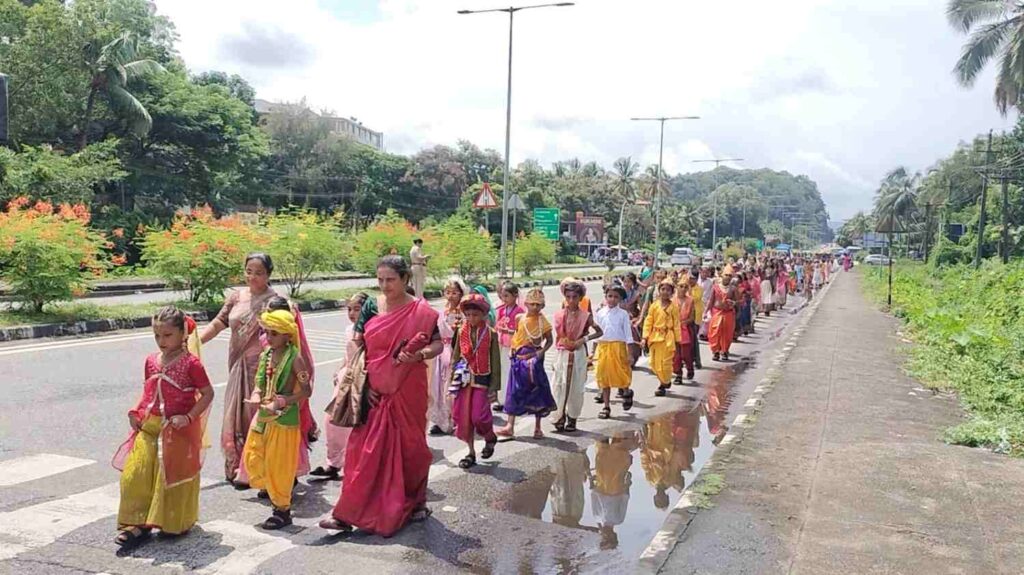 ಕೃಷ್ಣ-ರಾಧೆಯ ವೇಷದಲ್ಲಿ ಮಿಂಚಿದ ವಿದ್ಯಾರ್ಥಿಗಳು