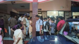 ಬಸ್ ನಿಲ್ದಾಣದಲ್ಲಿ ದಿಢೀರ್ ಪ್ರತಿಭಟನೆ!