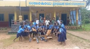 ಪಾದಕ್ಕೆ ರಕ್ಷಣೆ ನೀಡುವ ಚಪ್ಪಲಿಗಳನ್ನೇ ಎಸೆದ ವಿದ್ಯಾರ್ಥಿಗಳು