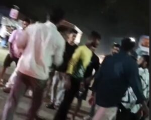 ಮ್ಯಾಕ್ಸ್ ಬಳಿ ಗಲಾಟೆ; ಕಾರಿನಿಂದ ರಾಡ್ ತೆಗೆದ ವ್ಯಕ್ತಿ?