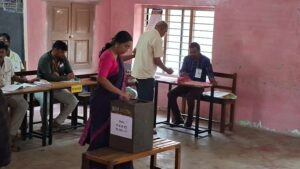 ಪಶ್ಚಿಮ ಪದವೀಧರ ಕ್ಷೇತ್ರದ ಚುನಾವಣೆ: ಪದವೀಧರ ಅಧಿಕಾರಿಗಳಿಂದ ಮತದಾನ!