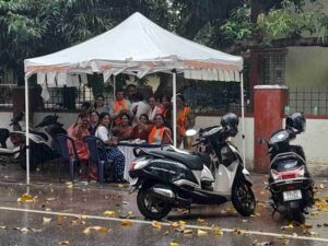ಮಳೆ, ಗಾಳಿಯನ್ನೂ ಲೆಕ್ಕಿಸದೆ ಬೂತ್‌ನಲ್ಲಿ ಕರ್ತವ್ಯ ನಿರ್ವಹಿಸಿದ ಬಿಜೆಪಿ ಕಾರ್ಯಕರ್ತರು